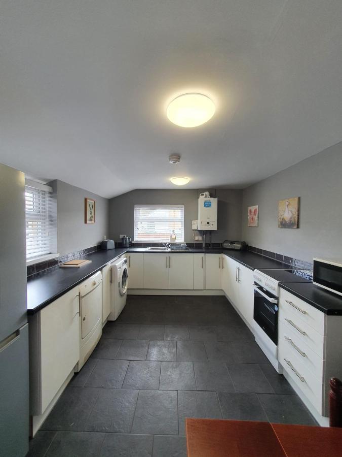 2 Bed House, Contractors & Holiday Guests Welcomed Dowlais מראה חיצוני תמונה